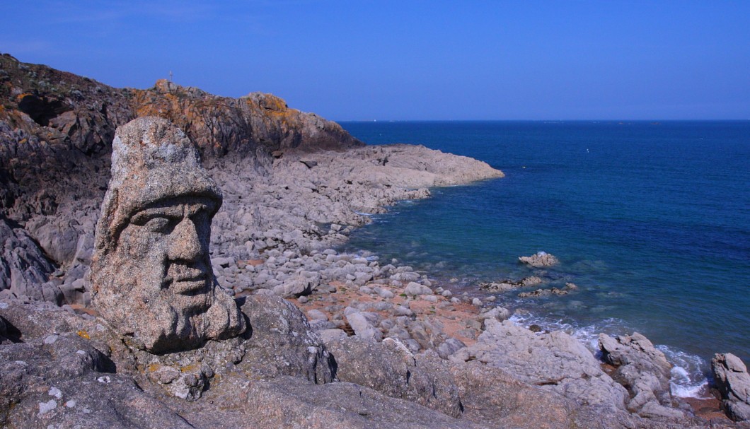 Bretagne Nordküste: Die Granitskulpturen des Abbé Fouré