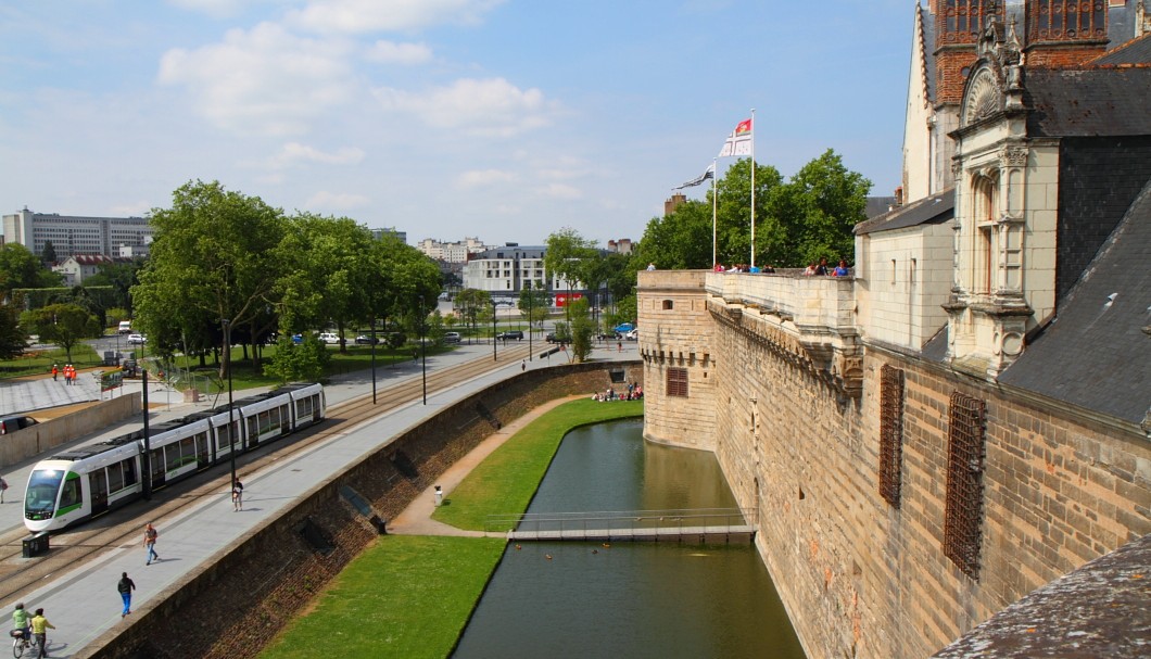 Nantes - Schloss der Herzöge mit Straßenbahn