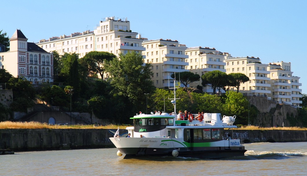 Nantes - Navibus vor Häuserkompleck