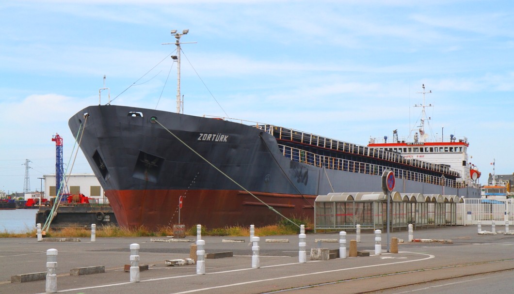 St-Nazaire - großes Frachtschiff
