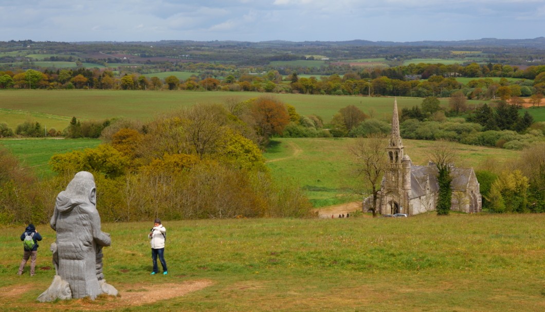 Tal der Heiligen Bretagne - Blick auf St-Gildas