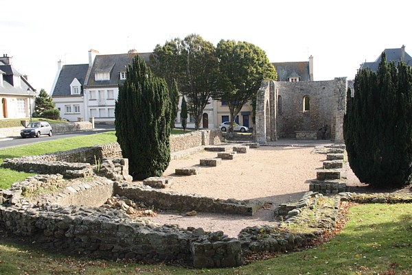 Bretagne-Architektur an der Nordküste: Die Ruine der Kathedrale von Alet in Saint-Servan.