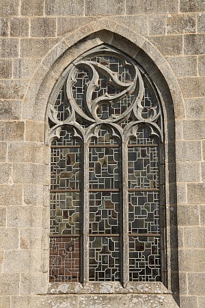 Bretagne-Architektur: Maßwerk im spätgotischen Flamboyant-Stil..