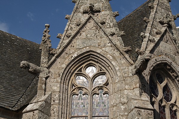 Bretagne-Architektur: Die Apsis der von Philippe Beaumanoir erbauten Kirche in Trédrez.