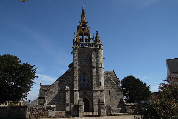 Bretagne-Architektur: Die Kirche in Plouégat-Guérand.