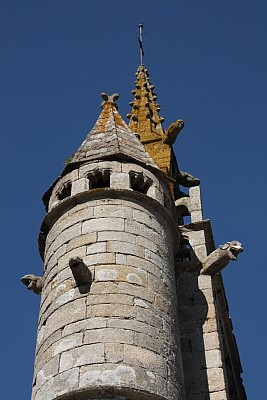 Bretagne-Architektur: Die Kirche in Plouégat-Guérand.