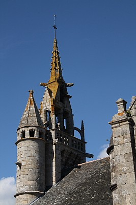 Bretagne-Architektur: Die Kirche in Plouégat-Guérand.