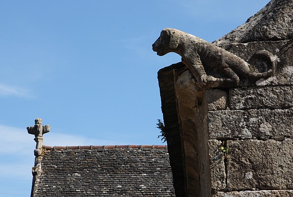 Bretagne-Architektur: Die Kirche in Plouégat-Guérand.