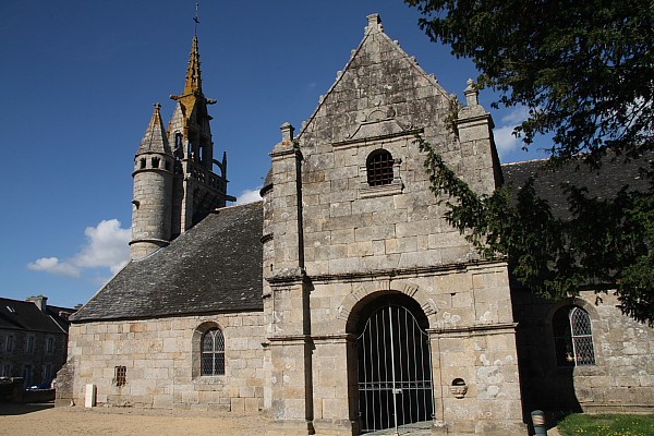 Bretagne-Architektur: Die Kirche in Plouégat-Guérand.