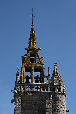 Bretagne-Architektur: Die Kirche in Plouégat-Guérand.