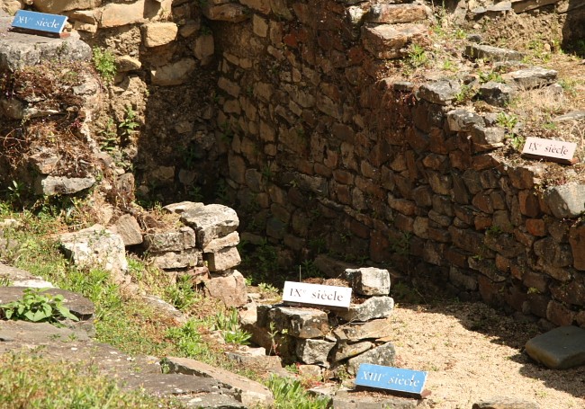 Bretagne-Architektur: Grundmauern aus verschiedenen Jahrhunderten.