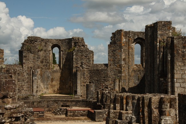 Bretagne-Architektur: Der Chor der Abteikirche von Landevennec enthält noch Bauelemente aus der karolingischen Zeit.