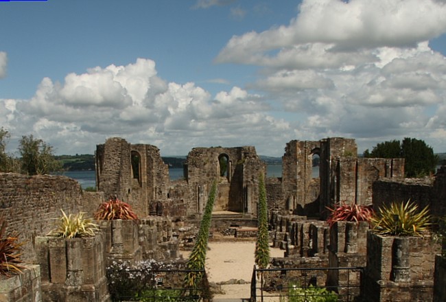 Bretagne-Architektur: Die Ruine der Abteikirche in Landévennec.