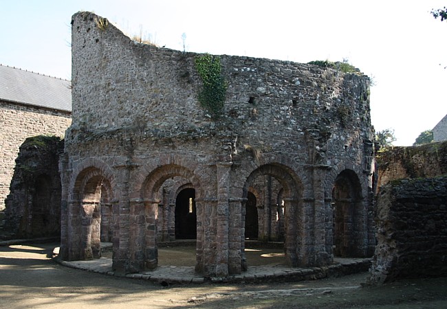 Bretagne-Architektur: Die romanische Kirche von Lanleff.