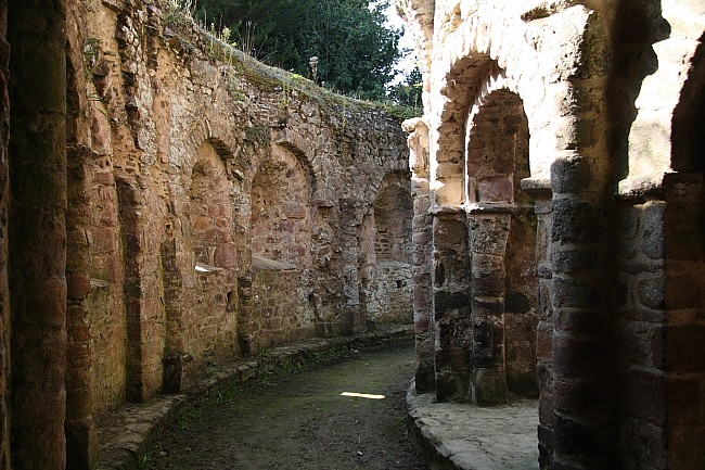 Bretagne-Architektur: Die romanische Kirche von Lanleff.