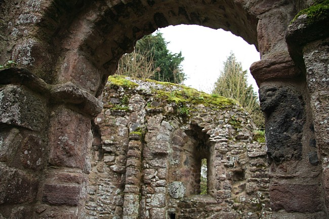 Bretagne-Architektur: Die romanische Kirche von Lanleff.