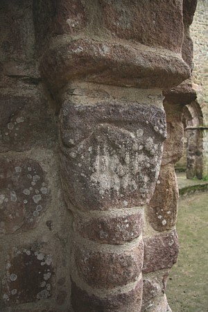 Bretagne-Architektur: Die romanische Kirche von Lanleff.