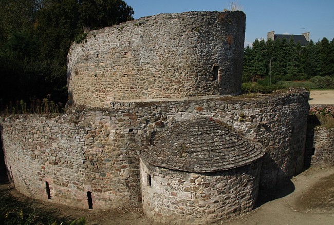 Bretagne-Architektur: Die romanische Kirche von Lanleff.