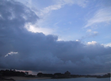 Wolkenformation an der Rosa Granitküste im Herbst