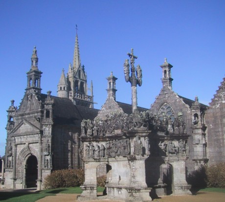 Umfriedeter Pfarrbezirk Guimiliau Bretagne - Kalvarienberg und Kirche