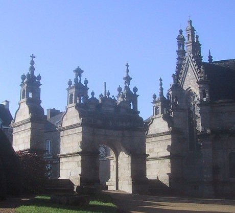 Bretagne Reise: Umfriedete Pfarrbezirke St-Thegonnec