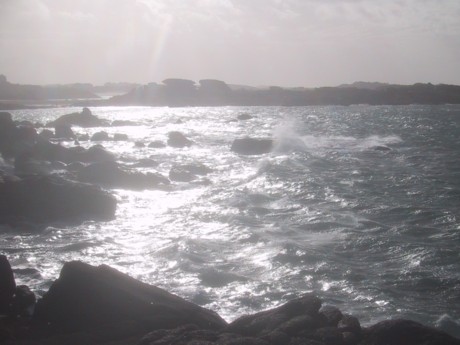 Sturm an der Rosa Granitküste im Herbst