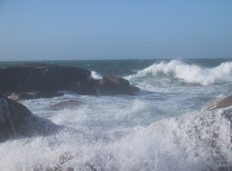 Sturm an der Rosa Granitküste im Herbst