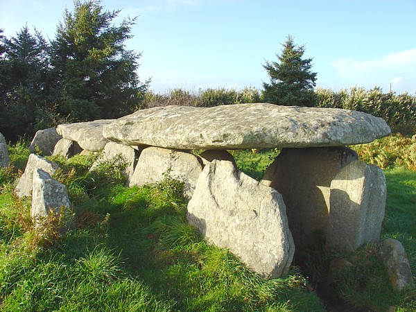 Bretagne-Geschichte: Allée Couverte auf der Île Grande an der Nordküste der Bretagne.