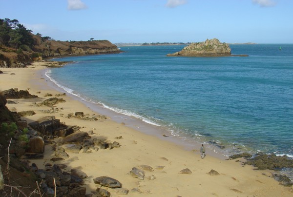 Bretagne-Nordküste: Strand an der "Pointe de Penn al Lan" mit der Île Callot im Hintergrund.