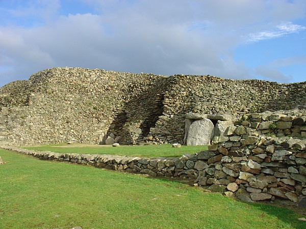 Bretagne-Architektur an der Nordküste: Der Cairn de Barnenez.