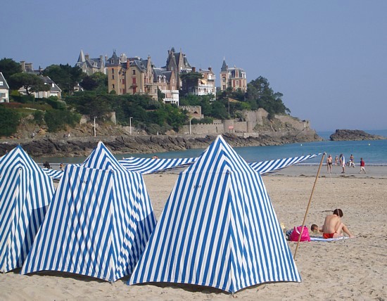 Ferienhaus Bretagne Urlaub: Strand von Dinard mit alten Villen.