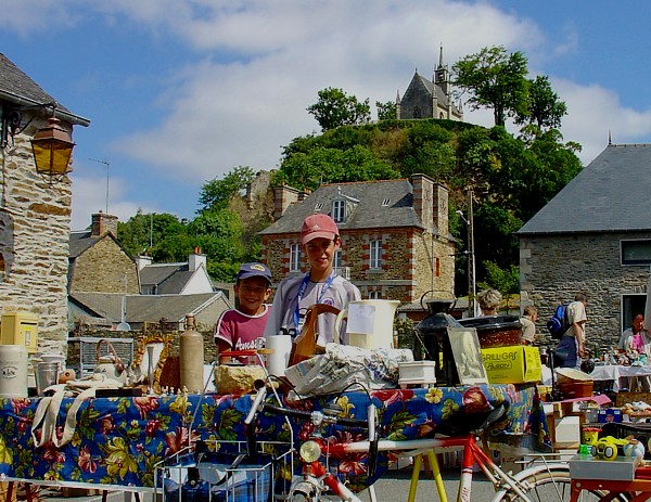 Bretagne - Urlaub - Veranstaltungen - Aktuelles: Flohmarkt in La-Roche-Derrien.