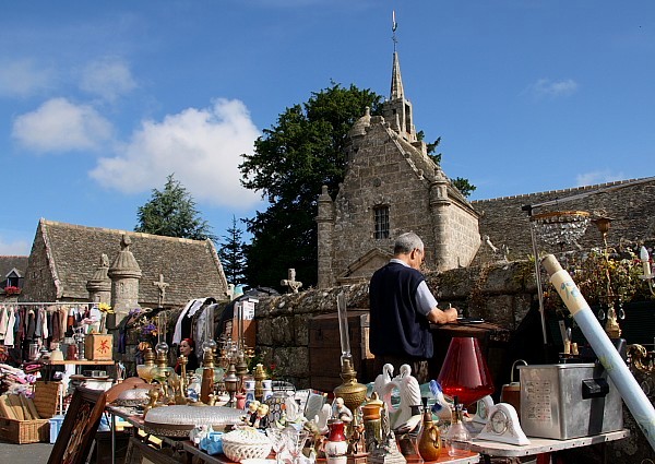 Bretagne-Flohmärkte: Plouzélambre, ein kleines Dorf an der Bretagne-Nordküste.