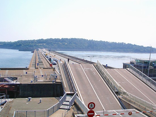 Bretagne Gezeitenkraftwerk St-Malo: Der Damm mit Schleuse.