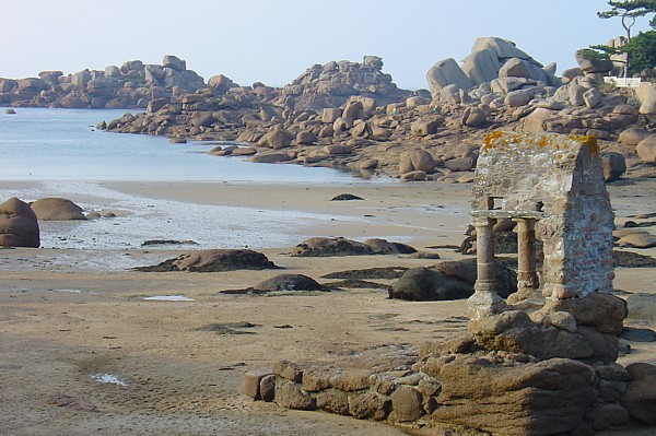 Wandern an der Bretagne-Nordküste: Rosa Granitküste bei Ploumanac´h.