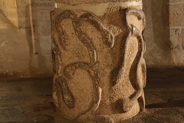 Bretagne-Architektur: Verzierte Steinsäule in der Krypta von Lanmeur.