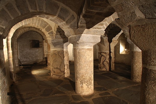 Bretagne-Architektur an der Nordküste: Die Krypta in Lanmeur.