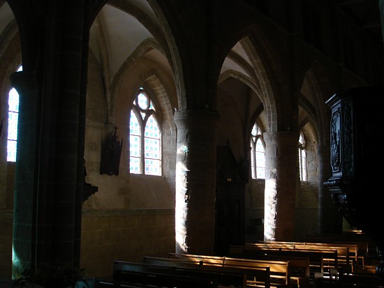 Lannion an der Bretagne-Nordküste: Innenraum der Kirche von Brélévenez.