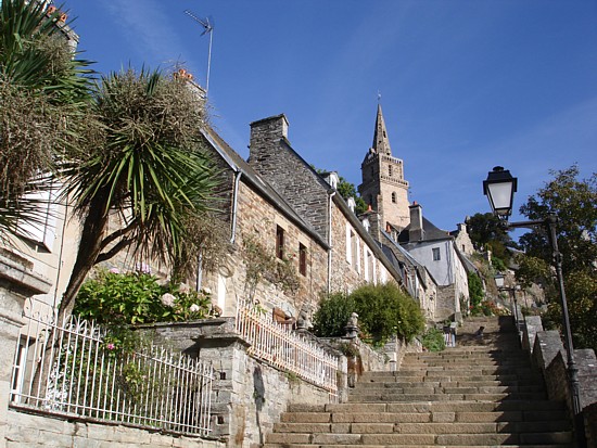 Lannion an der Bretagne-Nordküste: Die Treppe zur Kirche von Brélévenez.