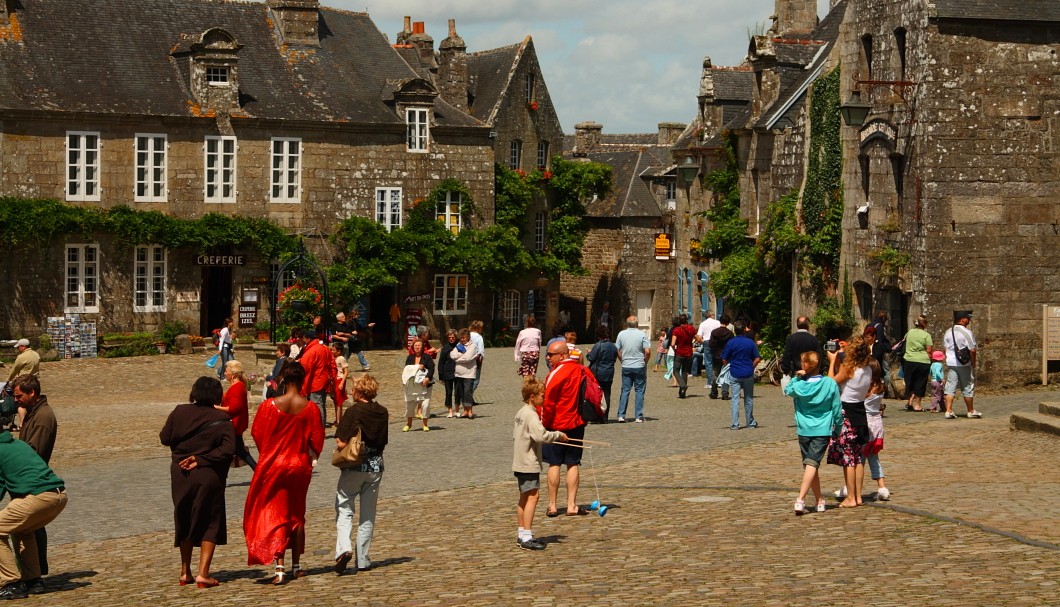 Bretagne-Tipp Locronan: Der zentale Platz mit Renaissance-Häusern
