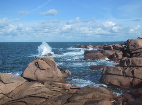 Sturm an der Rosa Granitküste im Herbst