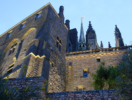 Mont-Saint-Michel am Tor zur Bretagne -  Benediktiner-Abtei am Abend