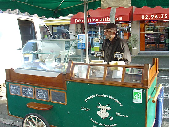 Bretagne - Markt Plestin-Les-Grèves: Ziegenkäse