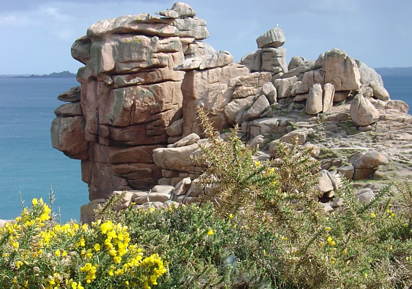 Wandern in der Bretagne: Rosa-Granitküste bei Ploumanac´h.