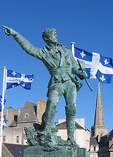 Standbild des Korsaren Robert Surcouf in Saint-Malo an der Bretagne-Nordküste