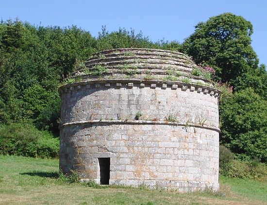 Bretagne-Schloss Rosanbo: Adelssymbol Taubenturm.