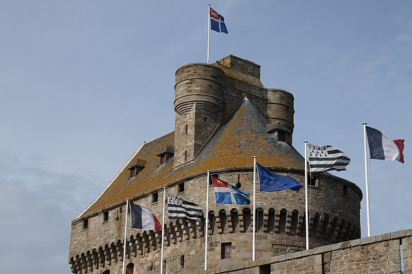 St-Malo an der Nordküste der Bretagne: Festung an der Porte St-Vincent.