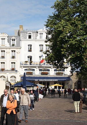 St-Malo an der Nordküste der Bretagne: Place Chateaubriand.