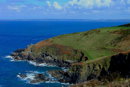 Wandern in der Bretagne: Wanderweg-Steigung an Klippe.