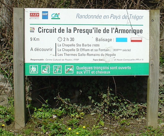Hinweisschild für den Rundwanderweg um die Halbinsel "Armorique" in der Gemeinde Plestin-les-Grèves an der Nordküste der Bretagne.